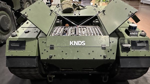 Die neueste Version des TheMIS zur Minenräumung auf der diesjährigen Enforce Tac, deutlich sind die Sprengschüre im Behälter des Roboters zu sehen.