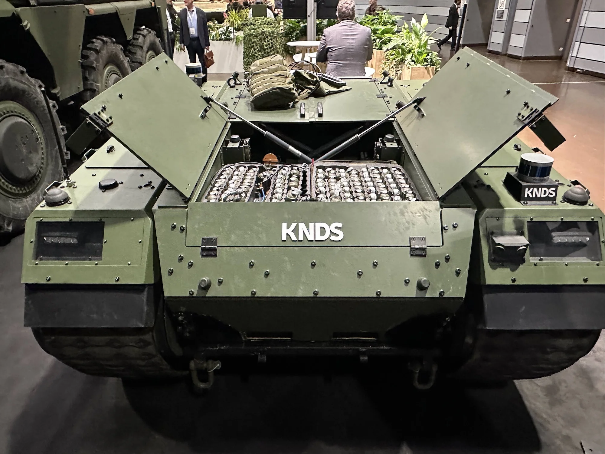 Die neueste Version des TheMIS zur Minenräumung auf der diesjährigen Enforce Tac, deutlich sind die Sprengschüre im Behälter des Roboters zu sehen.