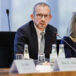 Thomas Röwekamp (CDU/CSU) übernimmt den Vorsitz des Verteidigungsausschusses.