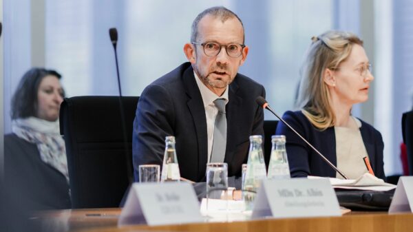 Thomas Röwekamp (CDU/CSU) übernimmt den Vorsitz des Verteidigungsausschusses.