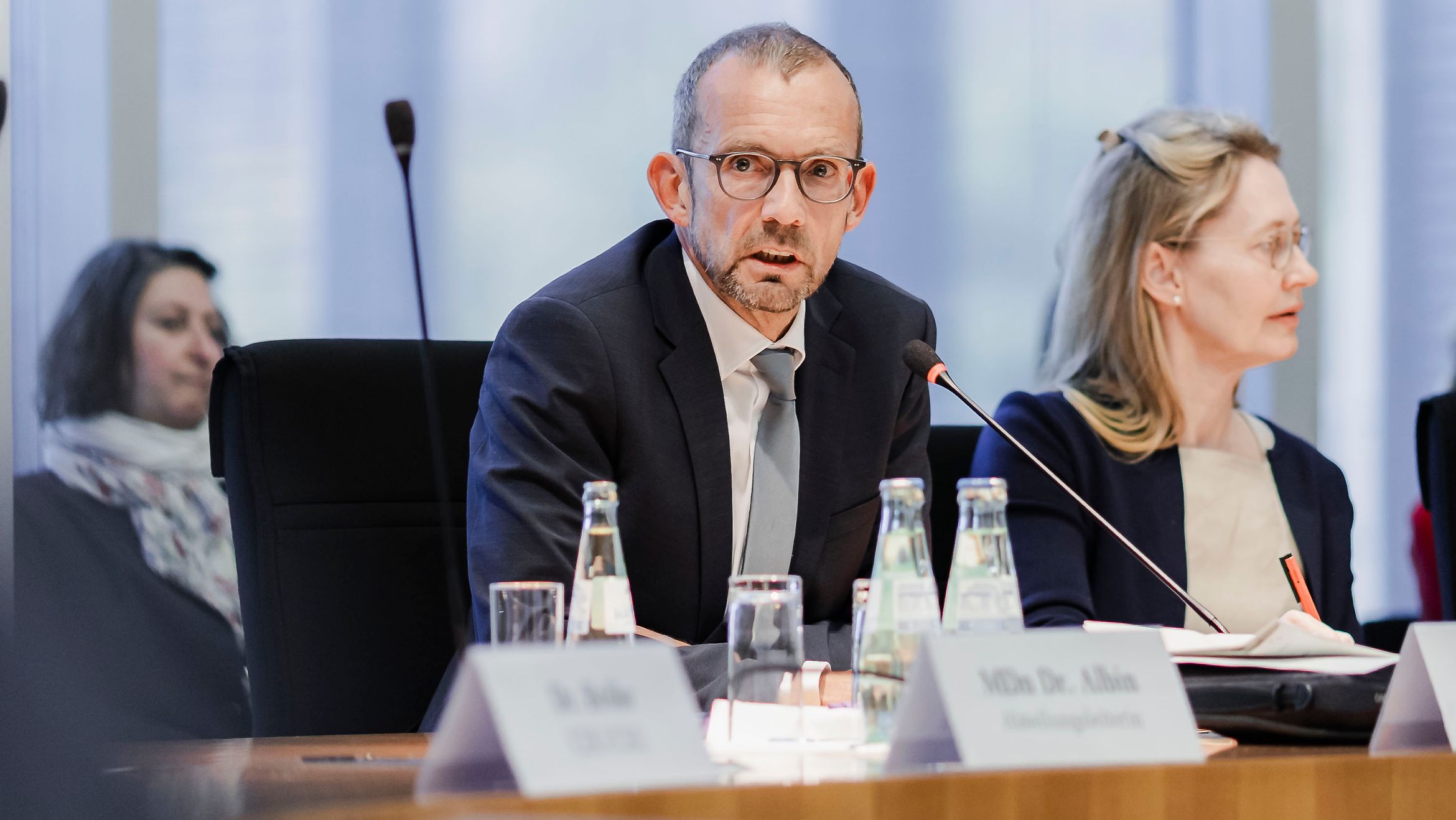 Thomas Röwekamp (CDU/CSU) übernimmt den Vorsitz des Verteidigungsausschusses.
