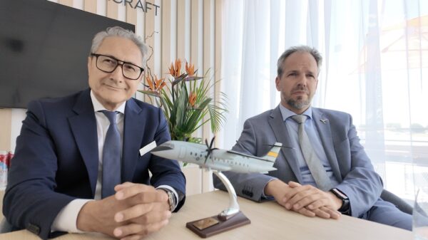 Aerodata-Vorstandsvorsitzender Neset Tükenmez (l.) und Deutsche Aircraft Co-CEO Nico Neumann beim Interview mit CPM Defence Network in Paris.
