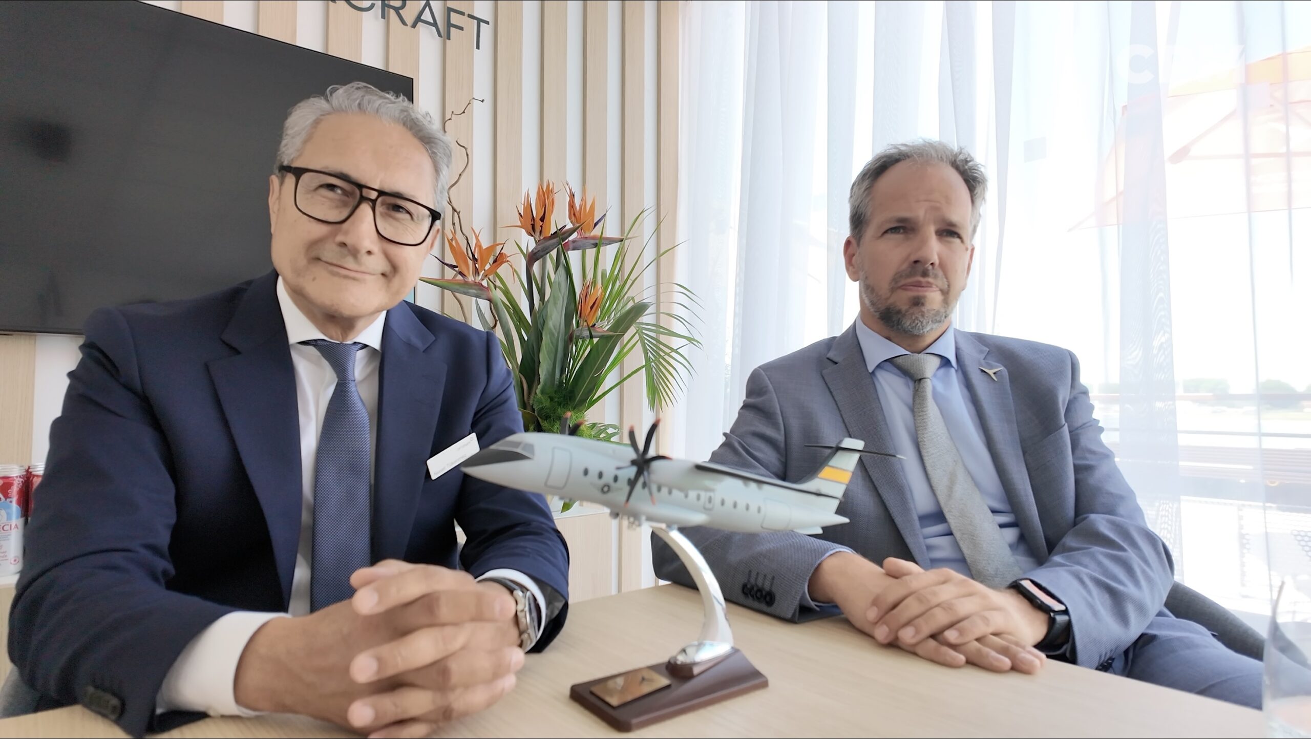 Aerodata-Vorstandsvorsitzender Neset Tükenmez (l.) und Deutsche Aircraft Co-CEO Nico Neumann beim Interview mit CPM Defence Network in Paris.