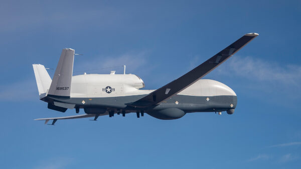 Die MQ-4C Triton ist in der Lage, in einer Höhe von über 50.000 Fuß zu operieren und kann so auch über rauen Wetterbedingungen fliegen.