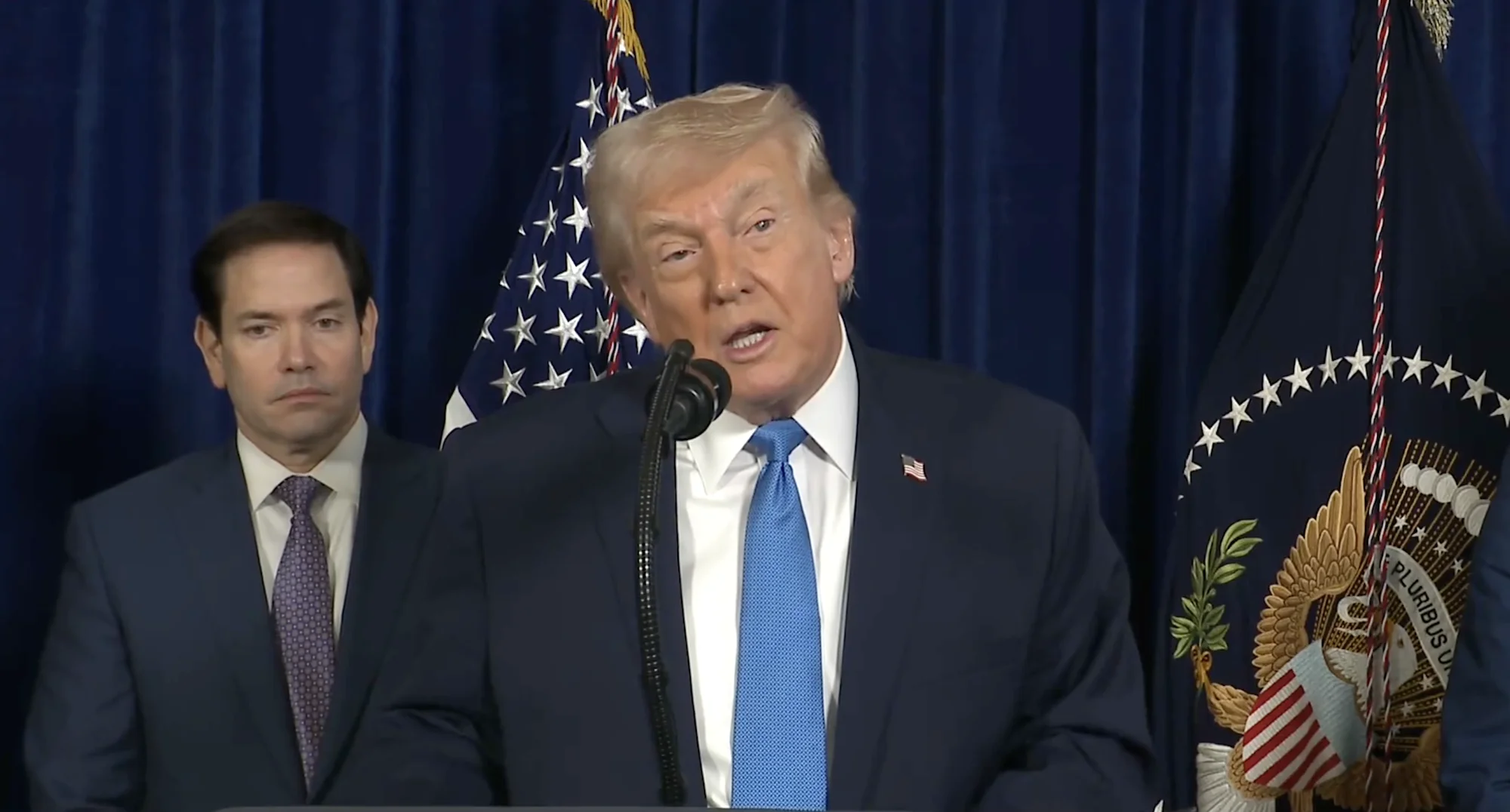 Trump forderte die NATO-Mitglieder sowie Länder wie China, Japan und Südkorea auf, Schiffe zur Begleitung von Tankern durch die Straße von Hormus zu entsenden, deren Durchfahrt der Iran behindert hat.