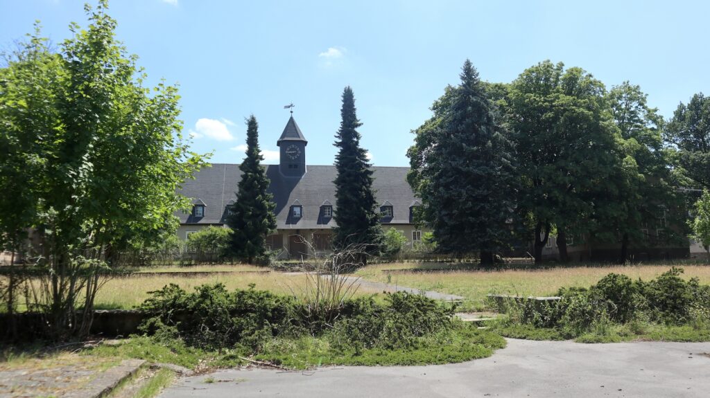 Die Verpflegungsgebäude nehmen in der Bergischen Kaserne einen zentralen Platz ein, verschwinden jedoch allmählich hinter Wildwuchs.