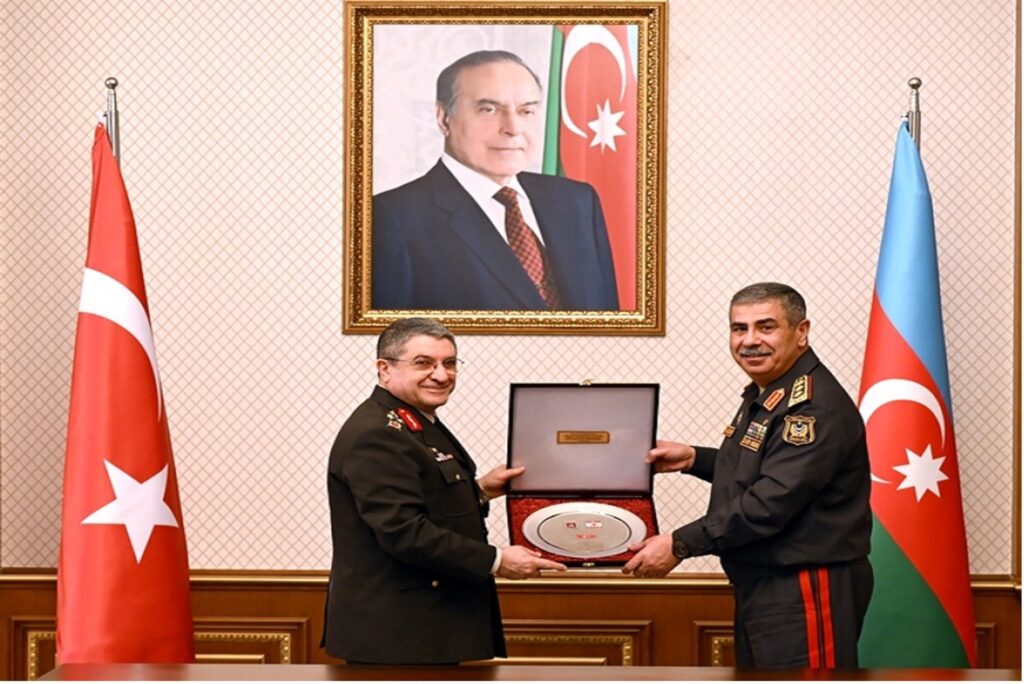 Der türkische Befehlshaber der Landstreitkräfte, General Selçuk Bayraktaroğlu (links), und der aserbaidschanische Verteidigungsminister, Generaloberst Zakir Hasanov (rechts), bei einem offiziellen Treffen am 23. Dezember 2024 in Baku.