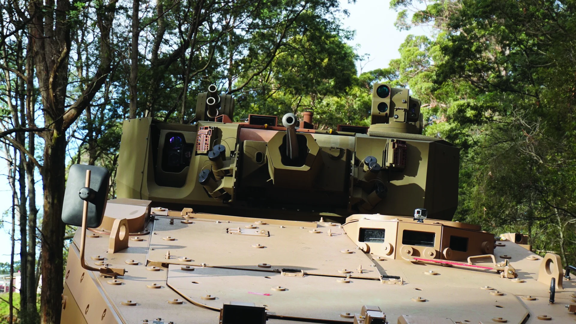 Der UT30 MK2 ist ein fortschrittliches unbemanntes Turmsystem, das von Elbit Systems entwickelt wurde und in erster Linie für gepanzerte Mannschaftstransportwagen (APCs) und Schützenpanzer konzipiert ist.