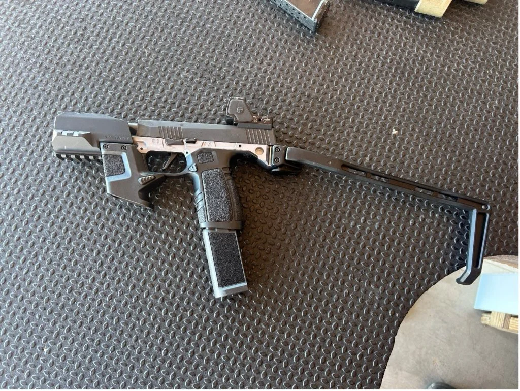 Das Tyrant Weapon System 365 (TWS365). Gut zu erkennen ist auch der Halter für das zweite Magazin, direkt vor dem Abzug platziert.