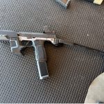 Das Tyrant Weapon System 365 (TWS365). Gut zu erkennen ist auch der Halter für das zweite Magazin, direkt vor dem Abzug platziert.