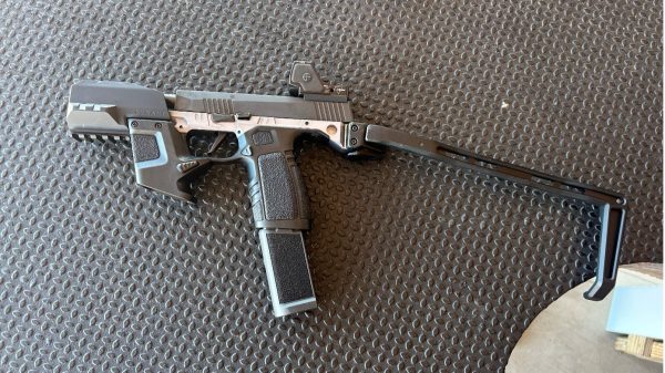 Das Tyrant Weapon System 365 (TWS365). Gut zu erkennen ist auch der Halter für das zweite Magazin, direkt vor dem Abzug platziert.