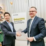 MoU und Handschlag zwischen Batuhan Yumurtacı (l.), CTO & Co-Founder, TYTAN Technologies, und Jaanus Tamm, CEO, DEFSECINTEL Solutions.