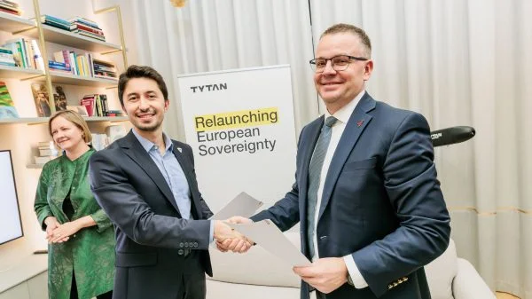 MoU und Handschlag zwischen Batuhan Yumurtacı (l.), CTO & Co-Founder, TYTAN Technologies, und Jaanus Tamm, CEO, DEFSECINTEL Solutions.