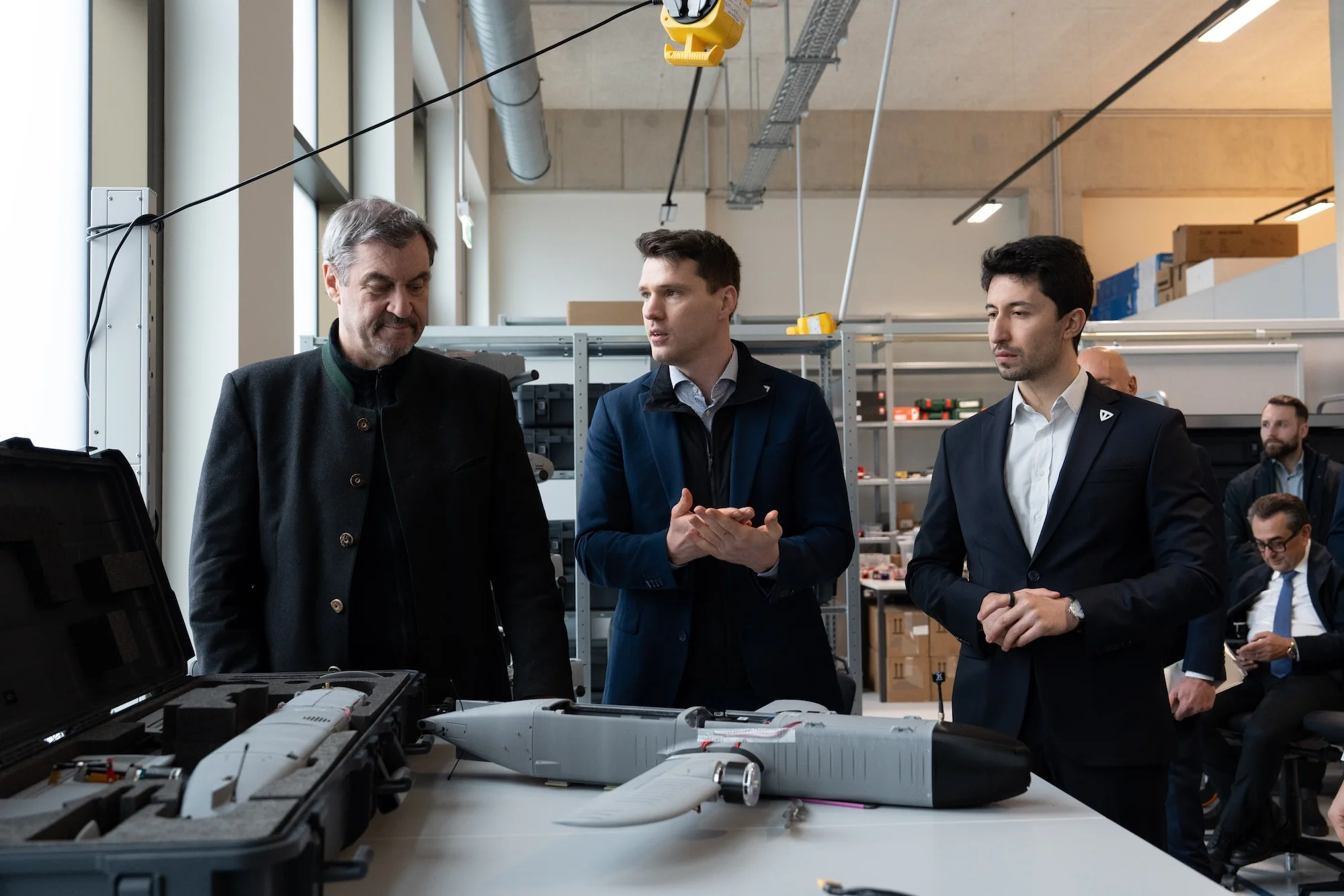 V. l. n. r.: Ministerpräsident Markus Söder lässt sich von den TYTAN-Gründern Balazs Nagy und Batuhan Yumurtacı das Produkt erklären.