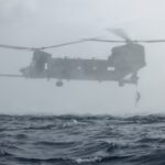 Die CH-47 Chinook von Boeing meistern seit Jahrzehnten erfolgreich Einsätze in den unterschiedlichsten Klimazonen und Umweltumgebungen. Hier der Einsatz von Soldaten des Marine Special Operations Command und der philippinischen Küstenwache vor der Küste von Palawan, Philippinen, im Mai 2025.