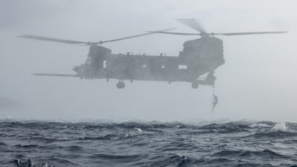 Die CH-47 Chinook von Boeing meistern seit Jahrzehnten erfolgreich Einsätze in den unterschiedlichsten Klimazonen und Umweltumgebungen. Hier der Einsatz von Soldaten des Marine Special Operations Command und der philippinischen Küstenwache vor der Küste von Palawan, Philippinen, im Mai 2025.