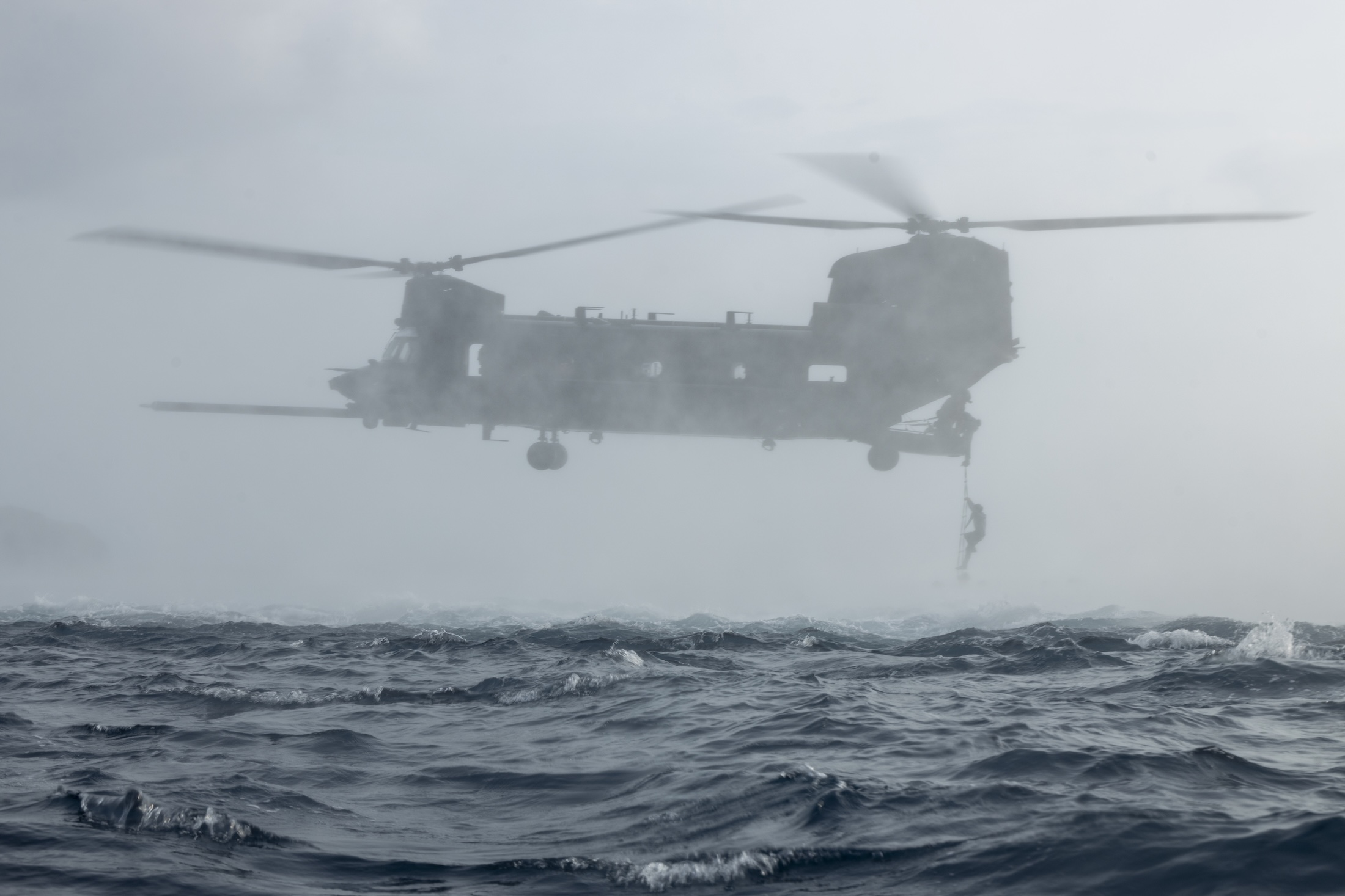 Die CH-47 Chinook von Boeing meistern seit Jahrzehnten erfolgreich Einsätze in den unterschiedlichsten Klimazonen und Umweltumgebungen. Hier der Einsatz von Soldaten des Marine Special Operations Command und der philippinischen Küstenwache vor der Küste von Palawan, Philippinen, im Mai 2025.