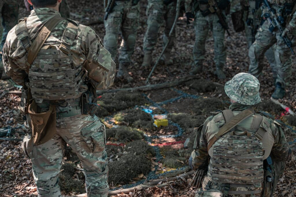 Die taktische Ausbildung beinhaltet auch die Planung von Missionen, wie hier am Sandkasten.