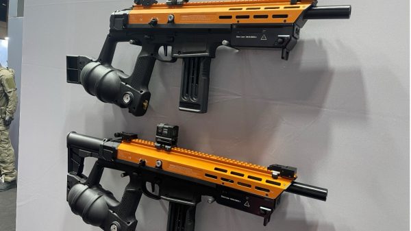 Das Less-Lethal-Distanzwirkmittel UMX414, hier mit zwei unterschiedlichen Schulterstützen.