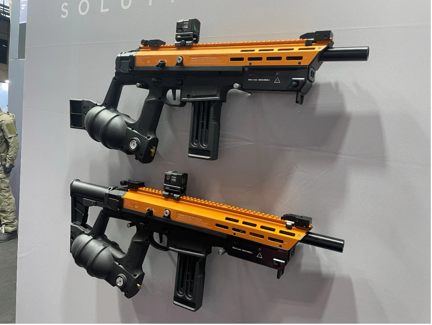 Das Less-Lethal-Distanzwirkmittel UMX414, hier mit zwei unterschiedlichen Schulterstützen.