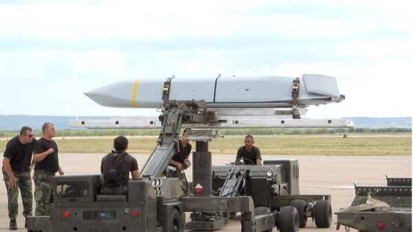 US-Marschflugkörper AGM-158B JASSM-ER bei der Verladung. (Foto- USAF)