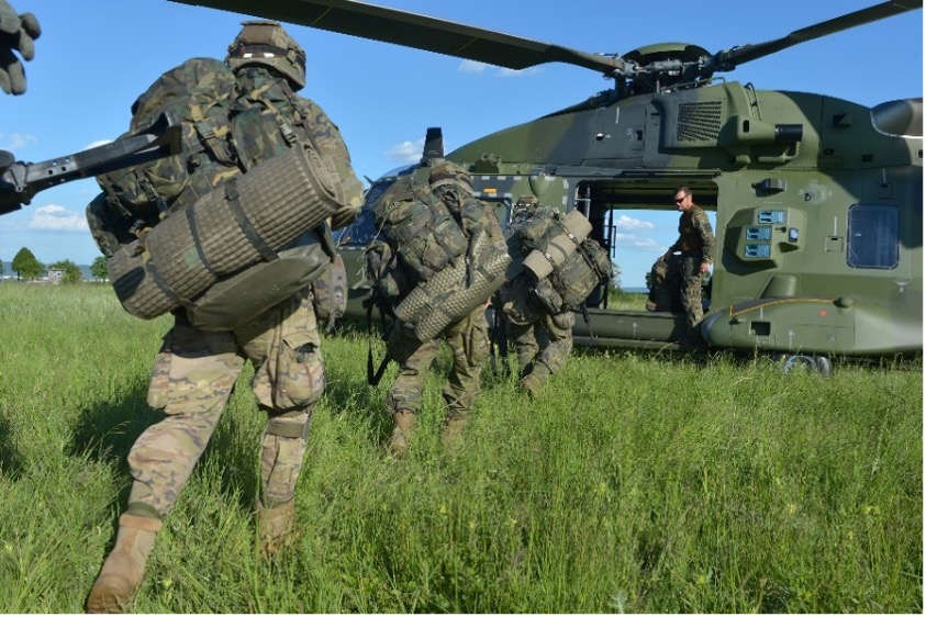 US-Soldaten besteigen eine deutsche NH90, um damit in den Einsatzraum verbracht zu werden. Foto- Bundeswehr:Carl Schulze