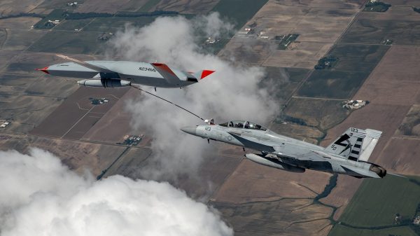MQ-25A: Unbemannte Luftbetankung: Der erfolgreiche Test ion 2021: Die MQ-25A Stingray betankt eine Super Hornet.