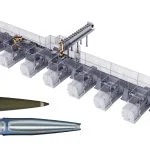 Fertigungslinie für 155-mm-Artilleriemunition: Die Linie umfasst 8 USC-850-Horizontaldrehmaschinen mit Top-Loading-Portalautomation für Schruppbearbeitung. Der Portalroboter belädt die Maschinen von oben – einzelne Stationen können für Werkzeugwechsel entnommen werden, ohne die Gesamtlinie zu stoppen.