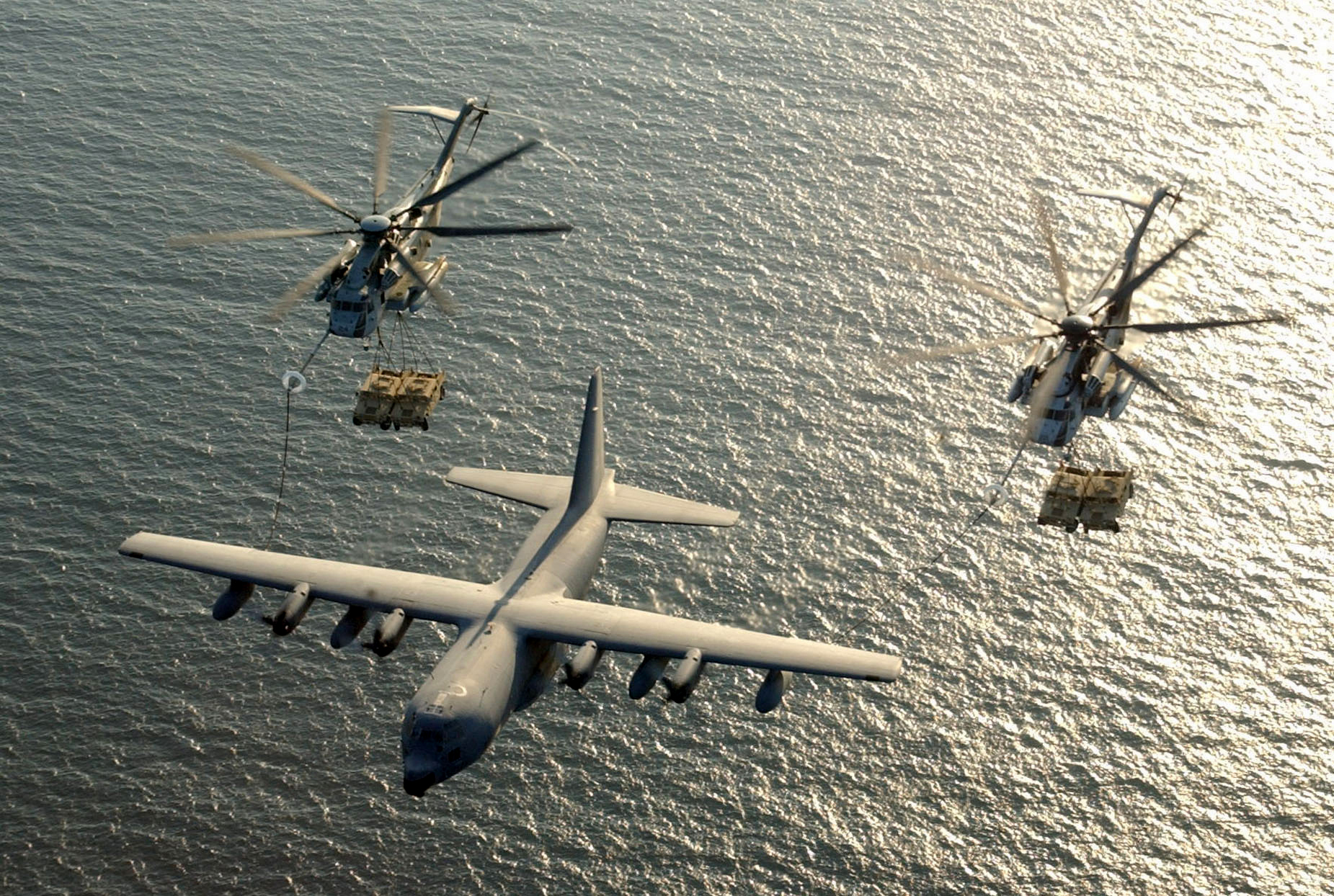Eine ortsunabhängige Betankung von Luftfahrzeugen ist wichitg: Hier betankt eine USMC KC-130 zwei CH-53Es über dem Golf von Aden.