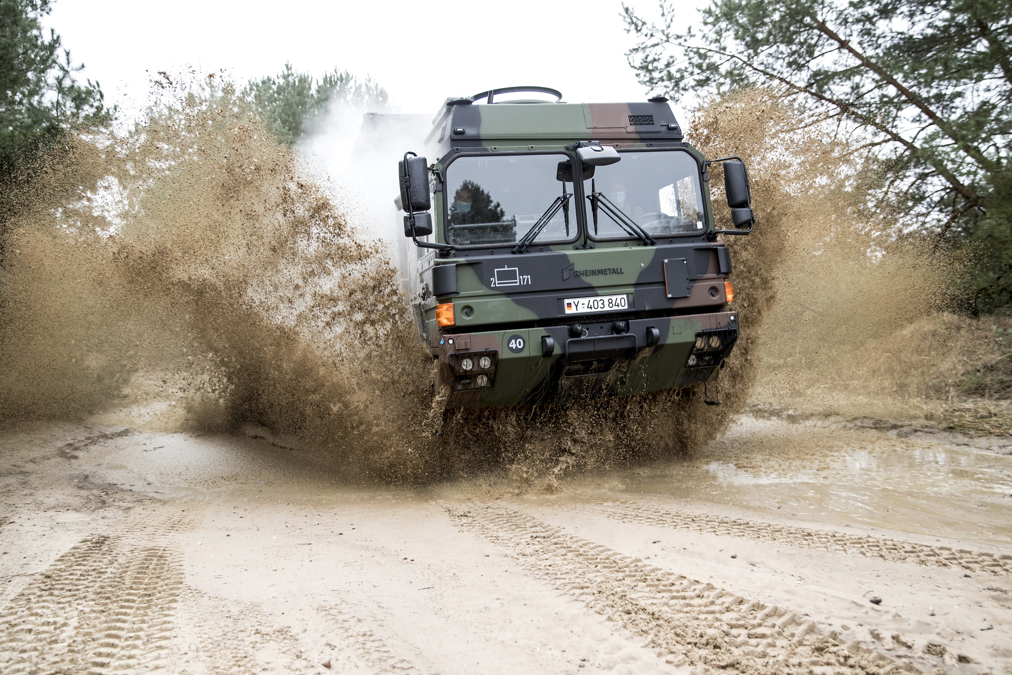 Soldaten vom Logistikbataillon 171 zeigen 2021 die Fähigkeiten des Ungeschützte Transportfahrzeugs (UTF) auf einem Übungsplatz der Bundeswehr in Burg.