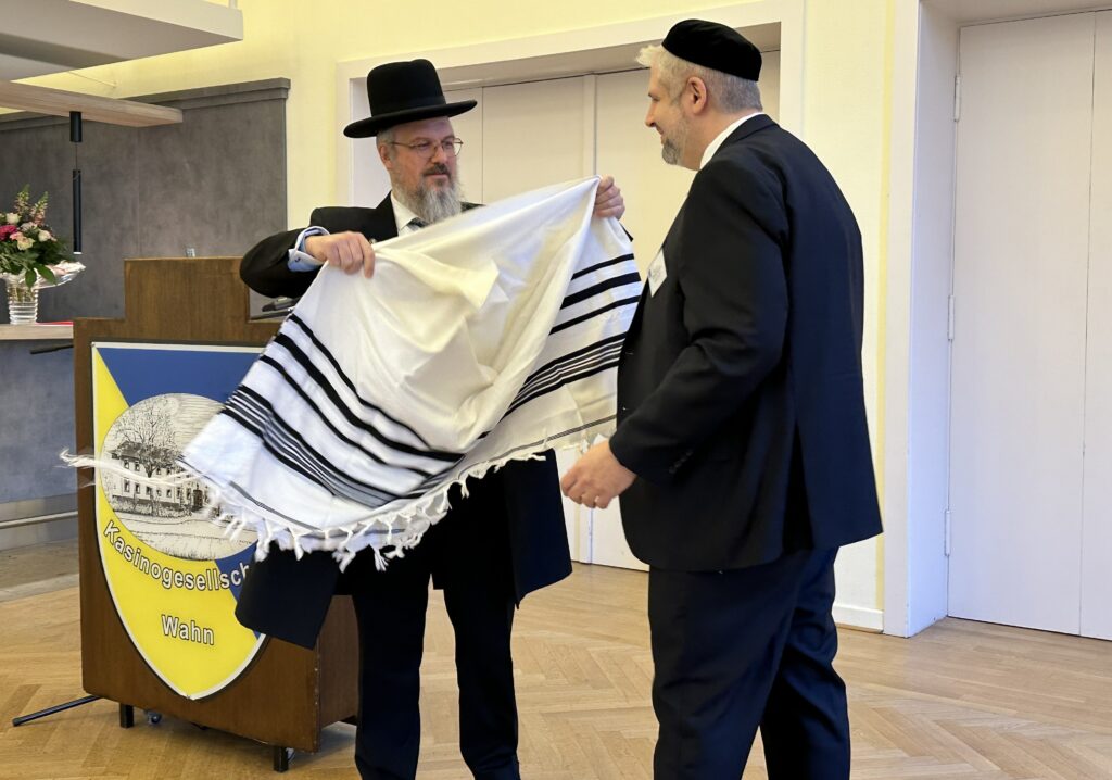 Mit der Übergabe des Tallits, des jüdischen Gebetsmantels, und des Segens durch Rabbiner Jehuda Puschkin von der Orthodoxen Rabbinerkonferenz wurde David Geballe heute offiziell in sein Amt als Kölner Militärrabbiner eingeführt.