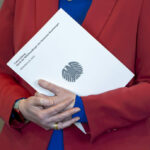Deutschland-Tempo für die Bundeswehr: Übergabe des Jahresberichts 2022 der Wehrbeauftragten des Deutschen Bundestages, Dr. Eva Högl an die Bundestagspräsidentin
