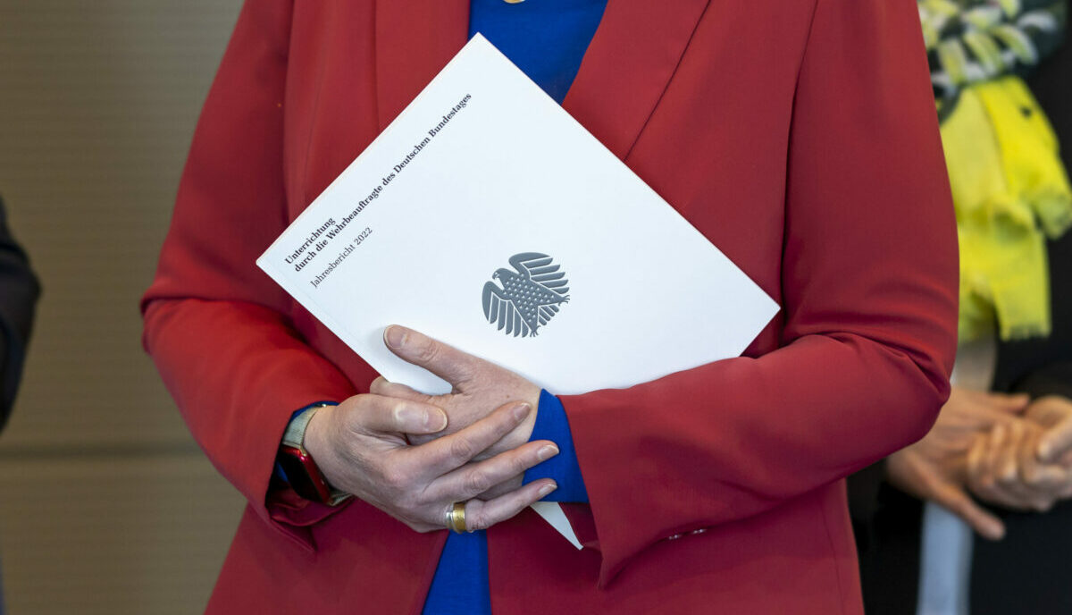 Deutschland-Tempo für die Bundeswehr: Übergabe des Jahresberichts 2022 der Wehrbeauftragten des Deutschen Bundestages, Dr. Eva Högl an die Bundestagspräsidentin