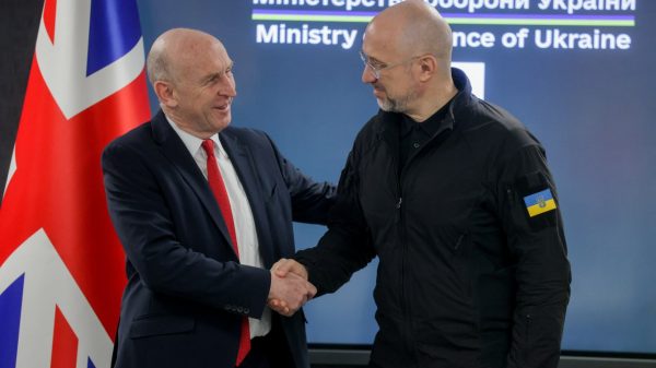 Großbritannien: 100 Jahre Treue & Deep-Strike-Missiles für die Ukraine: Trafen vergangenen Freitag aufeinander: der britische Verteidigungsminister John Healey (l.) und sein ukrainischer Amtskollege Denys Schmyhal.