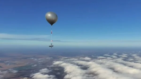 Diese Hornet-Drohne an einem Ballon ist ein neuer Beweis für die Innovationskraft der Ukraine in ihrem Verteidigungskrieg gegen Russland.