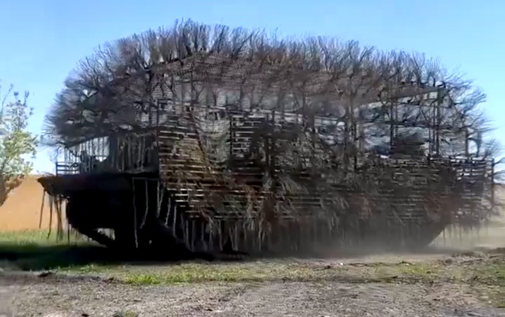 Deutscher Bergepanzer 2 mit Igel-Drohnenschutz in der Ukraine.