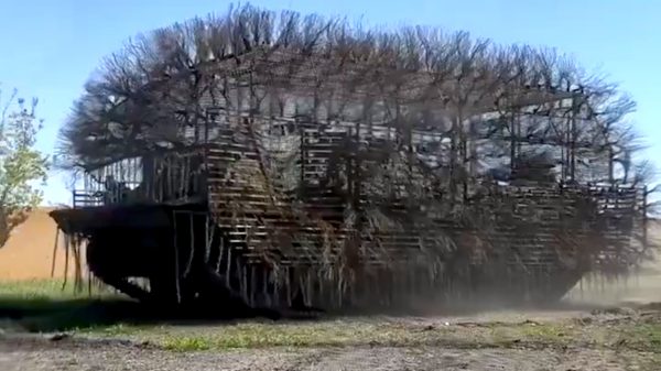 Deutscher Bergepanzer 2 mit Igel-Drohnenschutz in der Ukraine.