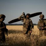 Mit den Kameras der Drohnen identifizieren diese ukrainischen Soldaten Ziele und übermitteln dann präzise Koordinaten zur Bekämpfung der russischen Einheiten. Die Verluste Russlands in diesem Krieg sind mehr als doppelt so hoch wie die der Ukraine, auch weil die ukrainischen Streitkräfte sich früher auf den Nutzen neuer Technologien ausgerichtet haben.