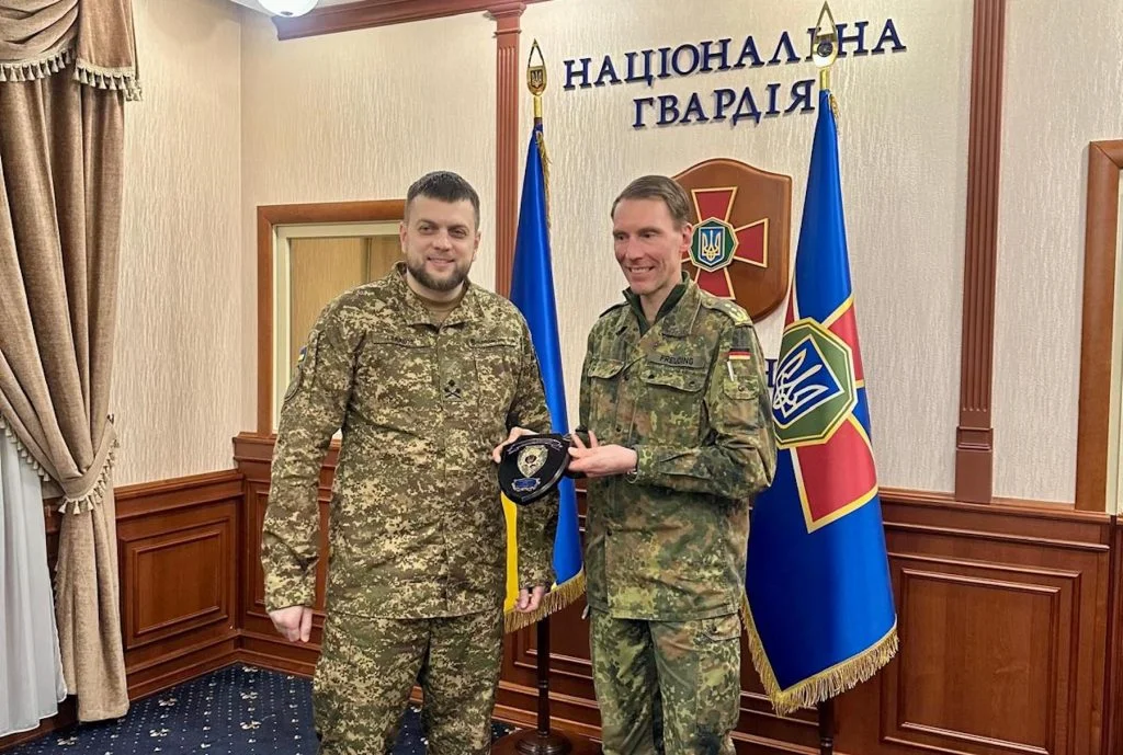 Der Inspekteur des Heeres, Generalleutnant Dr. Christian Freuding (rechts im Bild), hat erstmals seinen ukrainischen Counterpart besucht. Bei den Gesprächen ging es auch um die neue Kooperation in der Ausbildung.