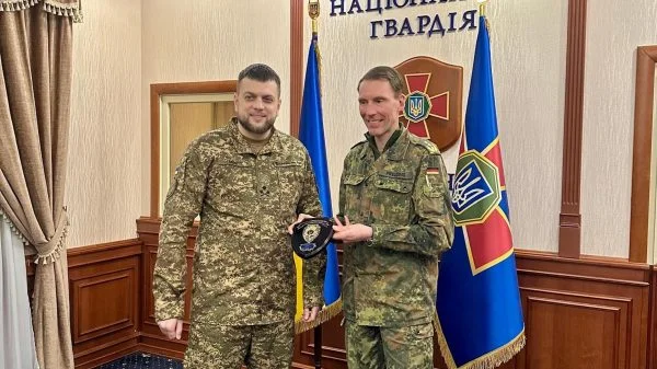 Der Inspekteur des Heeres, Generalleutnant Dr. Christian Freuding (rechts im Bild), hat erstmals seinen ukrainischen Counterpart besucht. Bei den Gesprächen ging es auch um die neue Kooperation in der Ausbildung.