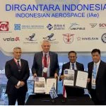 Unterzeichnung der Absichtserklärung durch Dimitris Karantzavelos, Präsident von SCYTALYS, und Moh Arif Faisal, Direktor für Handel, Technologie und Entwicklung bei PTDI, in Anwesenheit von Dr. Grigoris Koutsogiannis, CEO der EFA GROUP (links), und Herrn Gita Amperiawan, Präsident von PTDI (rechts)