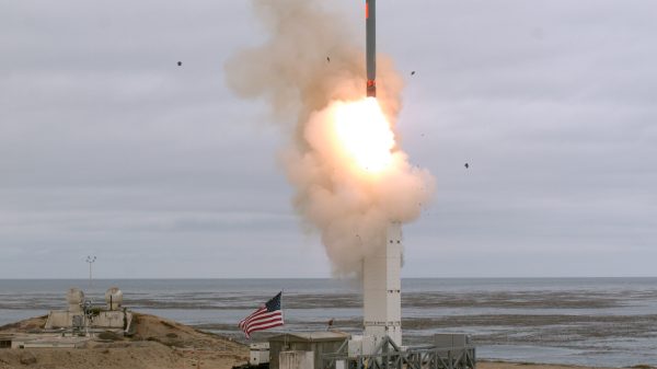 Einer der ersten Tests des landbasierten Starts eines konventionellen Tomahawk Marschflugkörpers im Jahr 2019. Die Testrakete verließ ihren mobilen Bodenlauncher und traf nach einem Flug von mehr als 500 Kilometern präzise ihr Ziel.