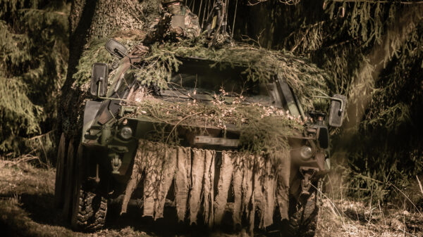 Der Funk-Störpanzer HUMMEL wartet, gut getarnt und unter Eigenschutz, auf seinen Störeinsatz. Foto: Bundeswehr / Peter Riege