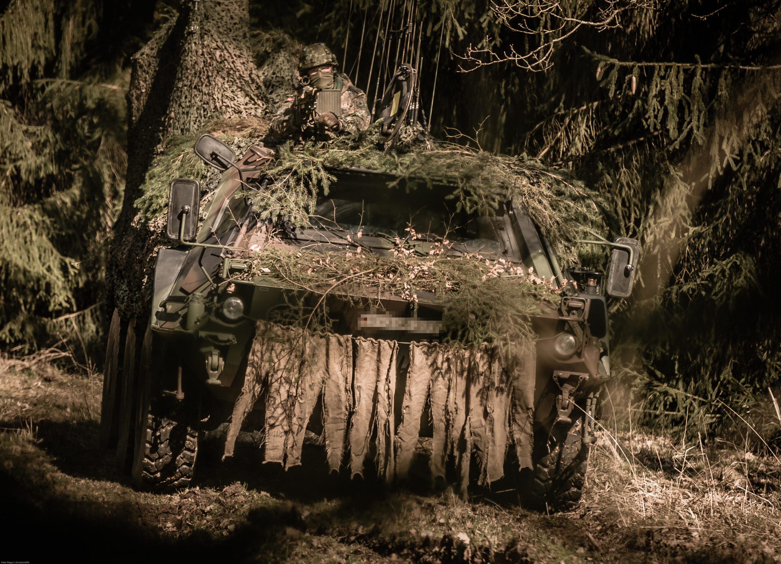 Der Funk-Störpanzer HUMMEL wartet, gut getarnt und unter Eigenschutz, auf seinen Störeinsatz. Foto: Bundeswehr / Peter Riege