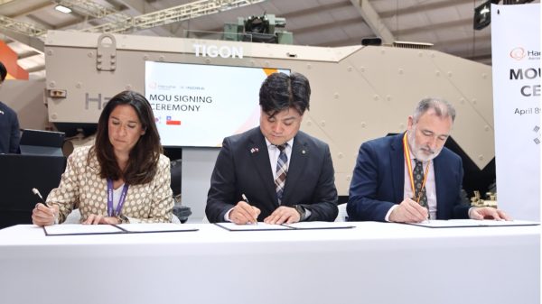 Unterzeichnung der Absichtserklärung auf der FIDAE.