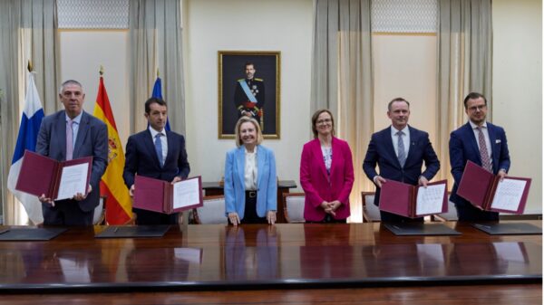 Indra und Bittium: Unterzeichnung der Absichtserklärung im Beisein der spanischen Verteidigungsministerin Margarita Robles.