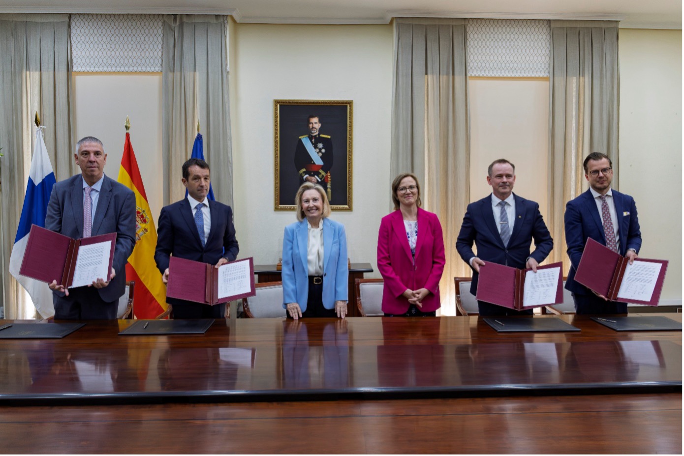 Indra und Bittium: Unterzeichnung der Absichtserklärung im Beisein der spanischen Verteidigungsministerin Margarita Robles.