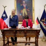 Unterzeichnung des Kooperationsabkommens zwischen Chile und Deutschland. Verwaltungsministerin Adriana Delpiano und die deutsche Botschafterin Fries-Gaier (v.r.n.l.) (Foto- DEU Botschaft)