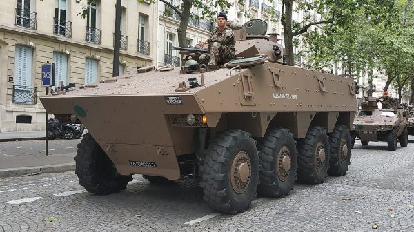 Der VBCI ist ein französischer 8x8-Rad-Schützenpanzer, der von Nexter und Arquus entwickelt wurde.