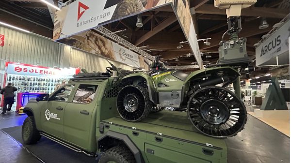 Das MV.1 von Volkswagen mit dem Logisticmodule und einem Quad auf der Enforce Tac. Gezeigt wurde das Fahrzeug am Stand von D.E.S. Defense (Diederich Engineering Systems).